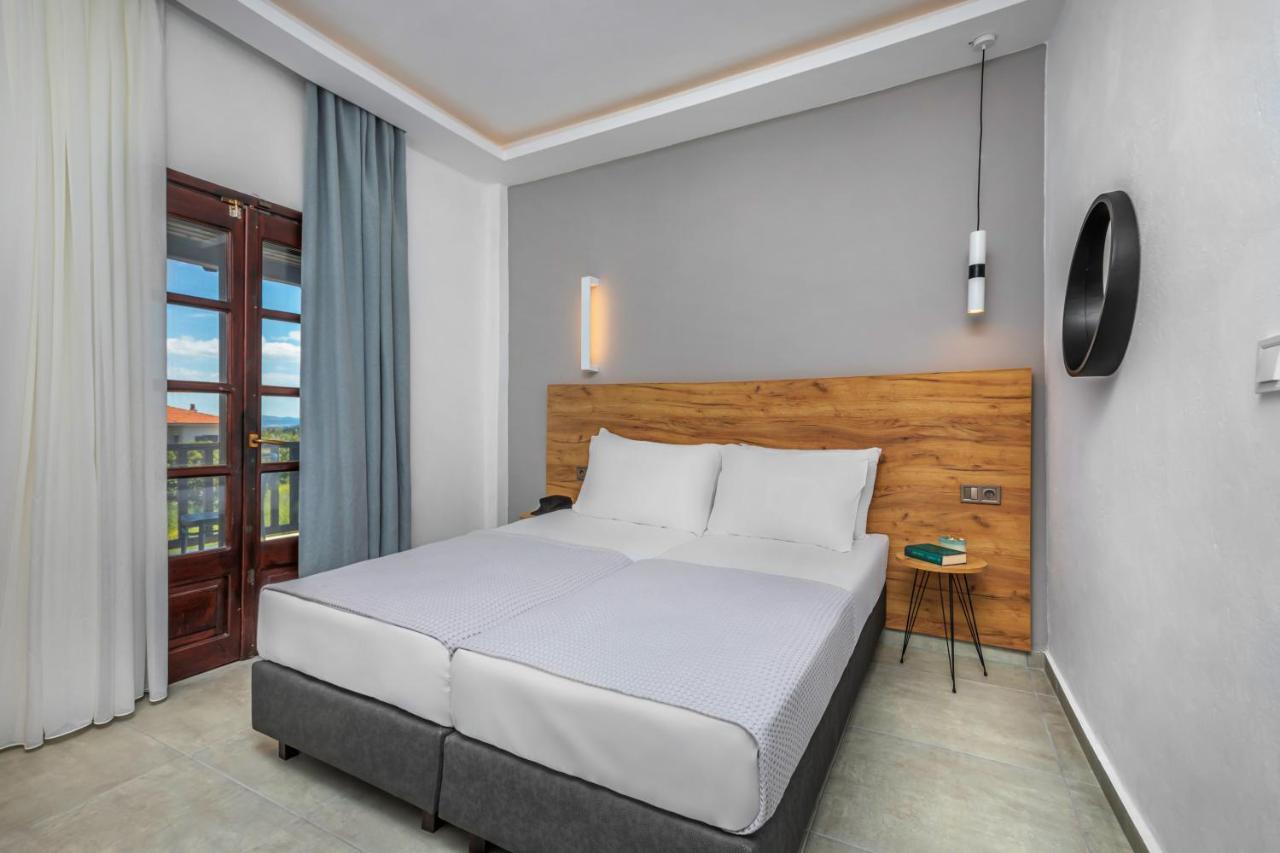 Eleon Suites Áfitos Extérieur photo