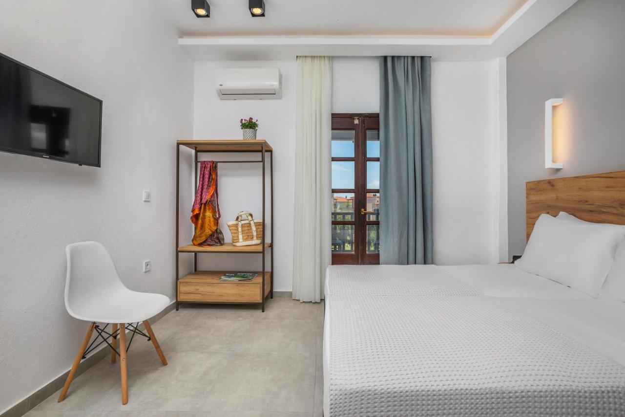 Eleon Suites Áfitos Extérieur photo