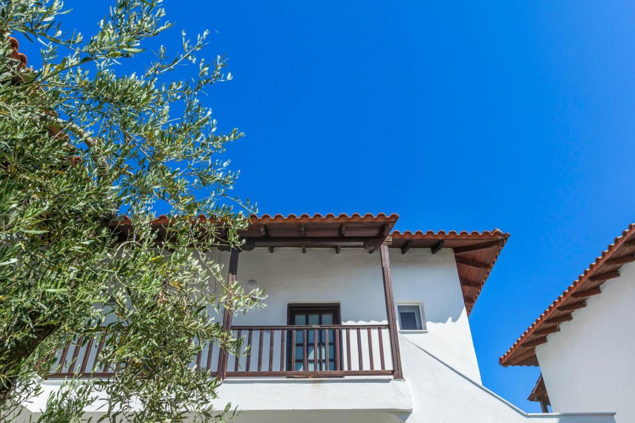 Eleon Suites Áfitos Extérieur photo