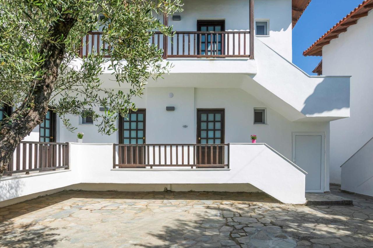 Eleon Suites Áfitos Extérieur photo